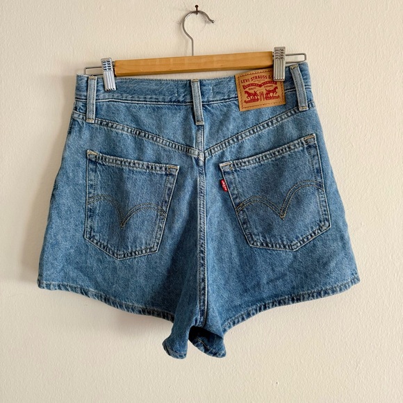 Levi’s High Waisted Denim Blue Mom Jean Shorts - Picture 2 of 3